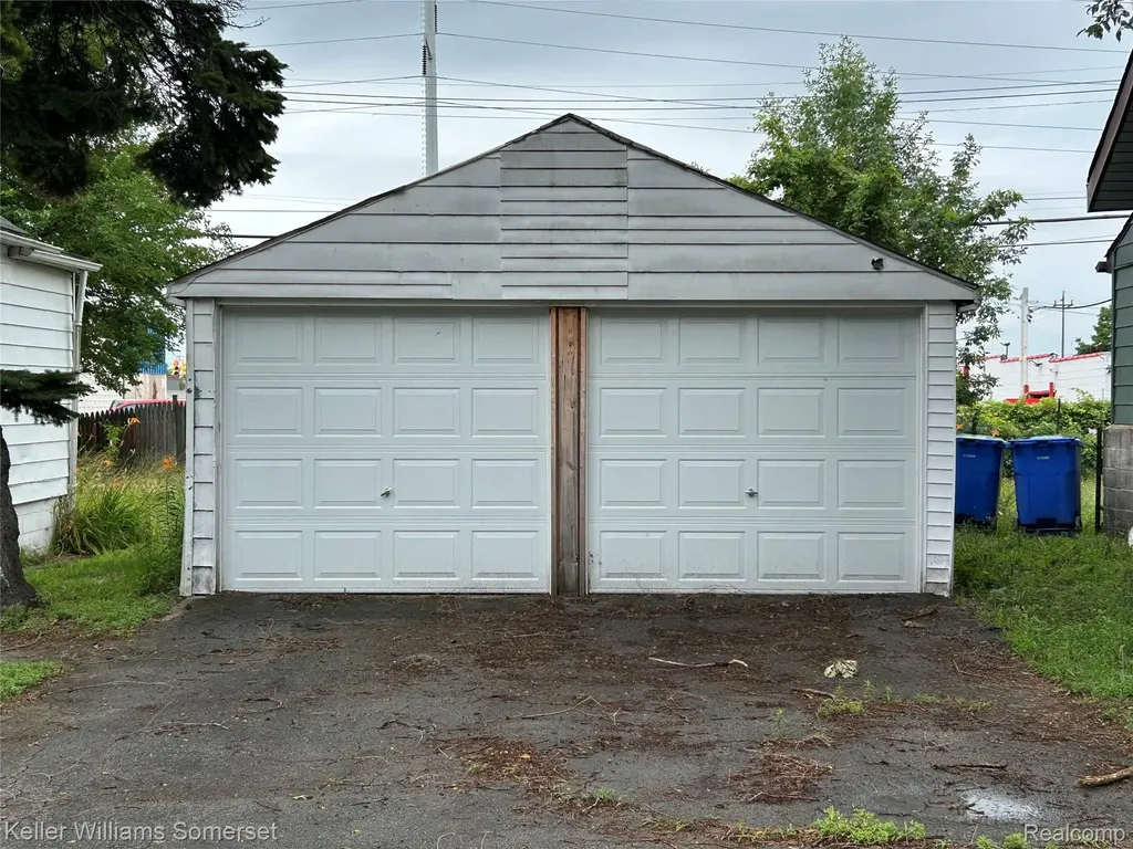 11376 Rivard Avenue Warren City MI 48089