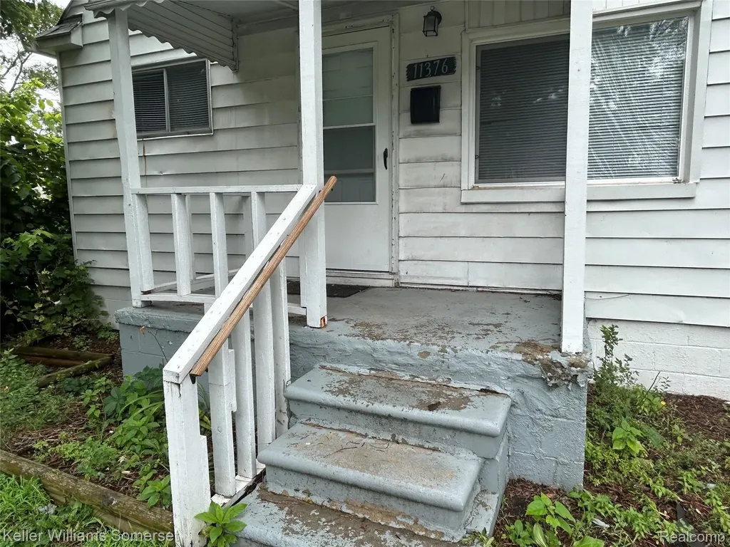 11376 Rivard Avenue Warren City MI 48089