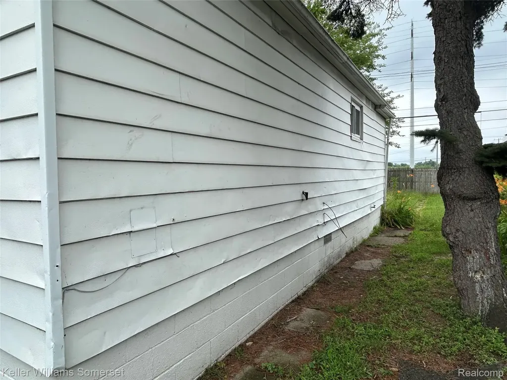 11376 Rivard Avenue Warren City MI 48089
