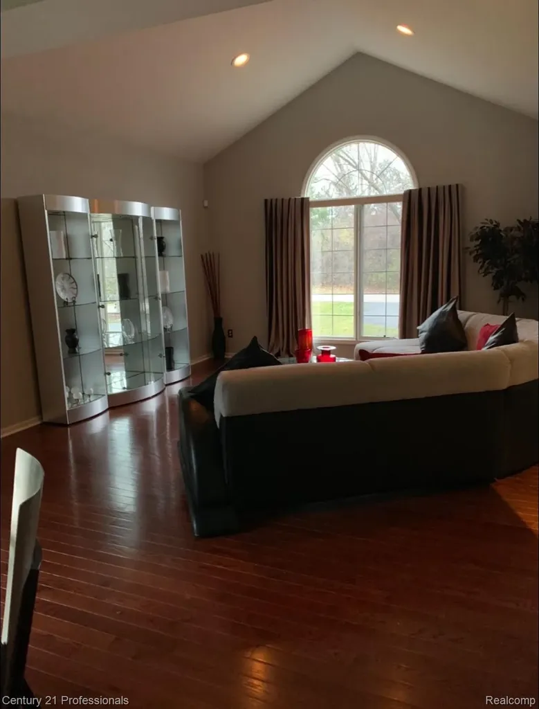 27568 Rainbow Circle Lathrup Village City MI 48076