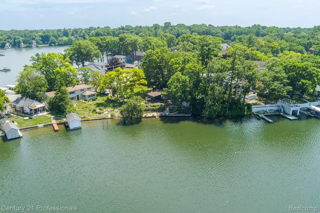 420 Bellevue Avenue Lake Orion Village MI 48362