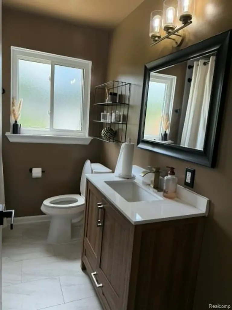 21741 Kenosha Street Oak Park City MI 48237