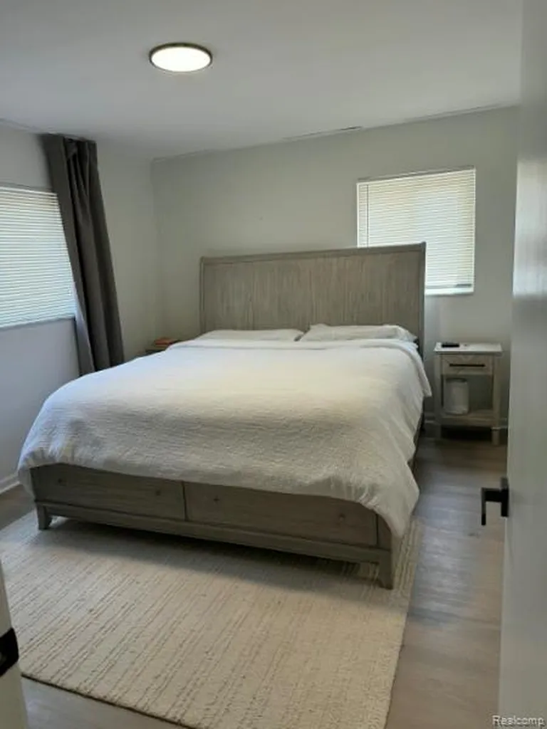 21741 Kenosha Street Oak Park City MI 48237