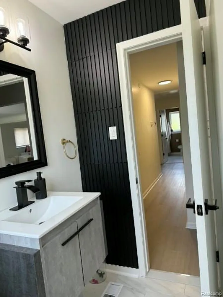 21741 Kenosha Street Oak Park City MI 48237