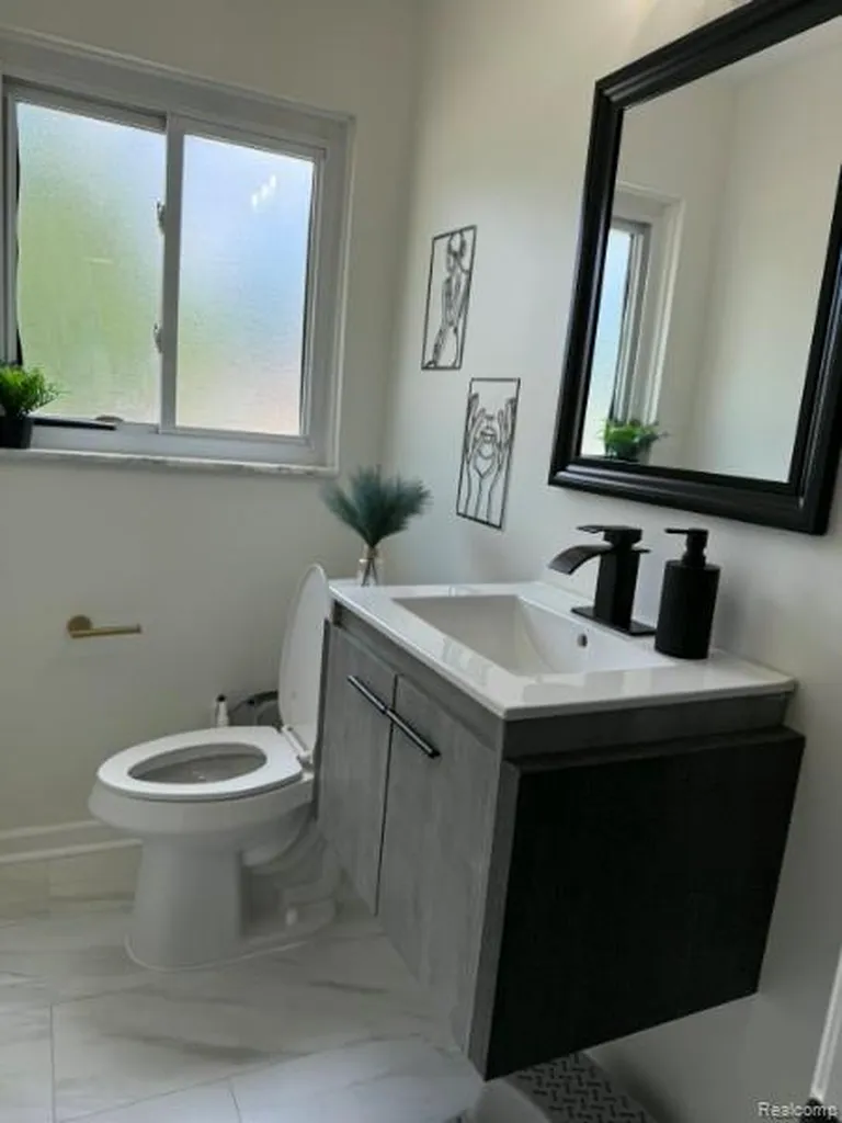 21741 Kenosha Street Oak Park City MI 48237