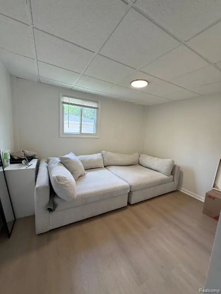 21741 Kenosha Street Oak Park City MI 48237