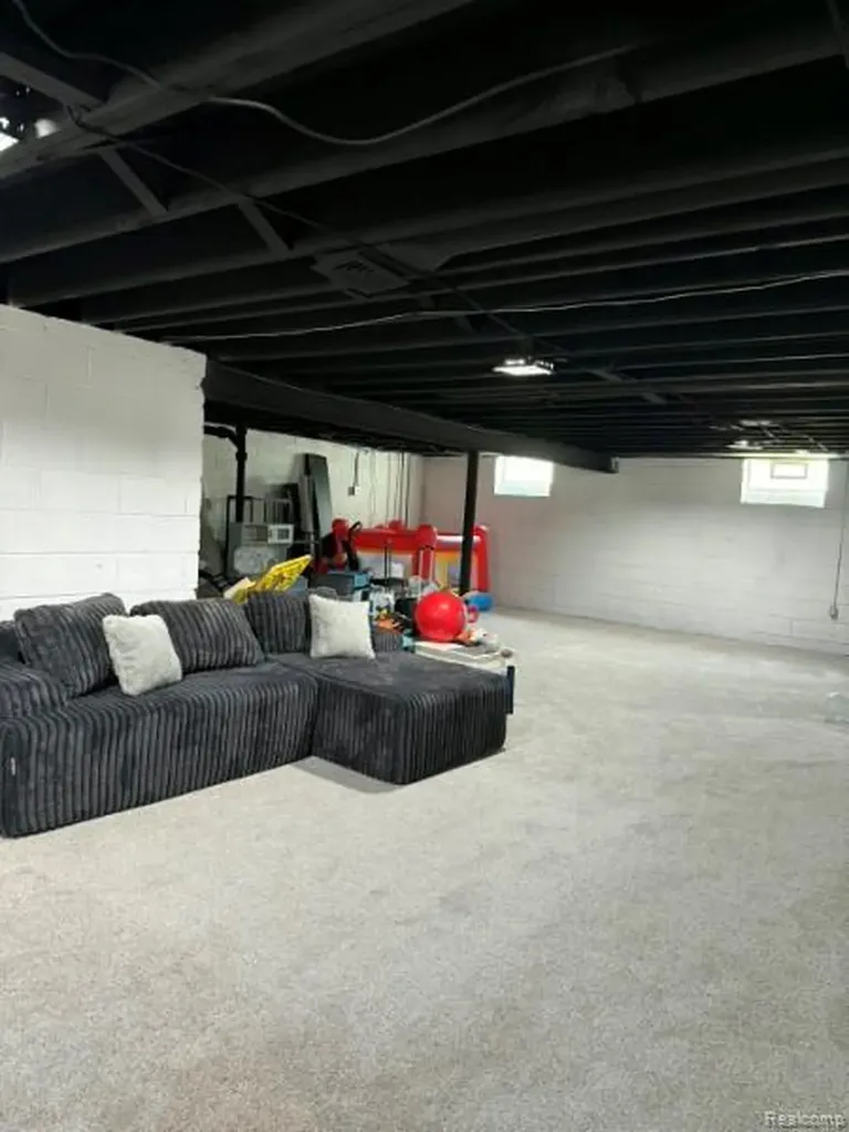 21741 Kenosha Street Oak Park City MI 48237