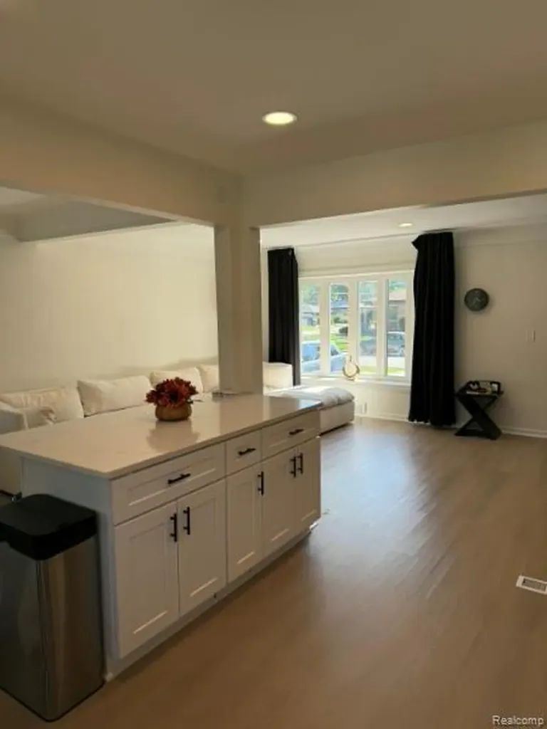 21741 Kenosha Street Oak Park City MI 48237