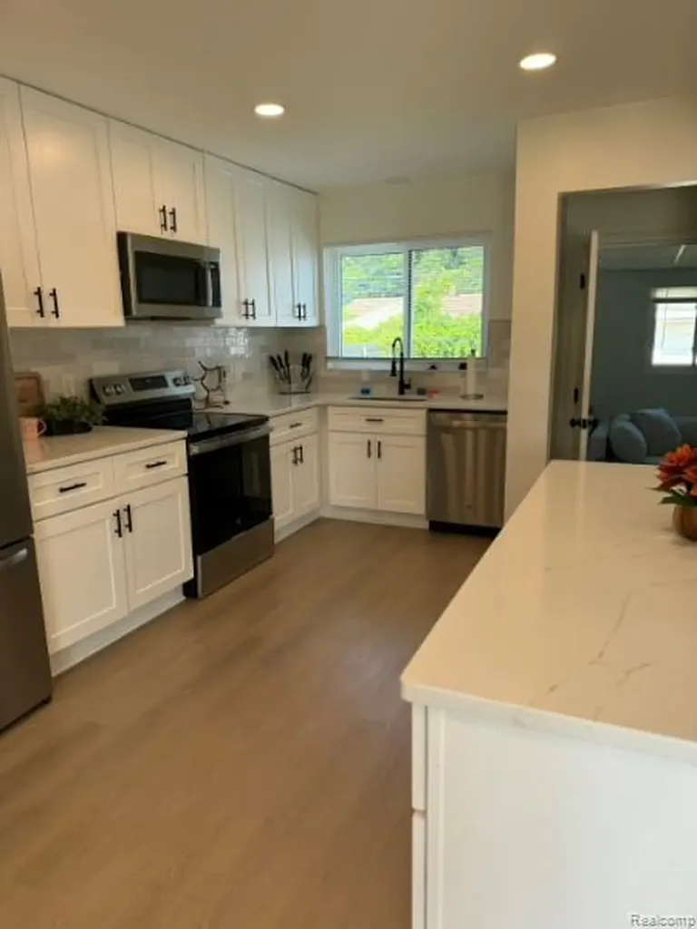 21741 Kenosha Street Oak Park City MI 48237