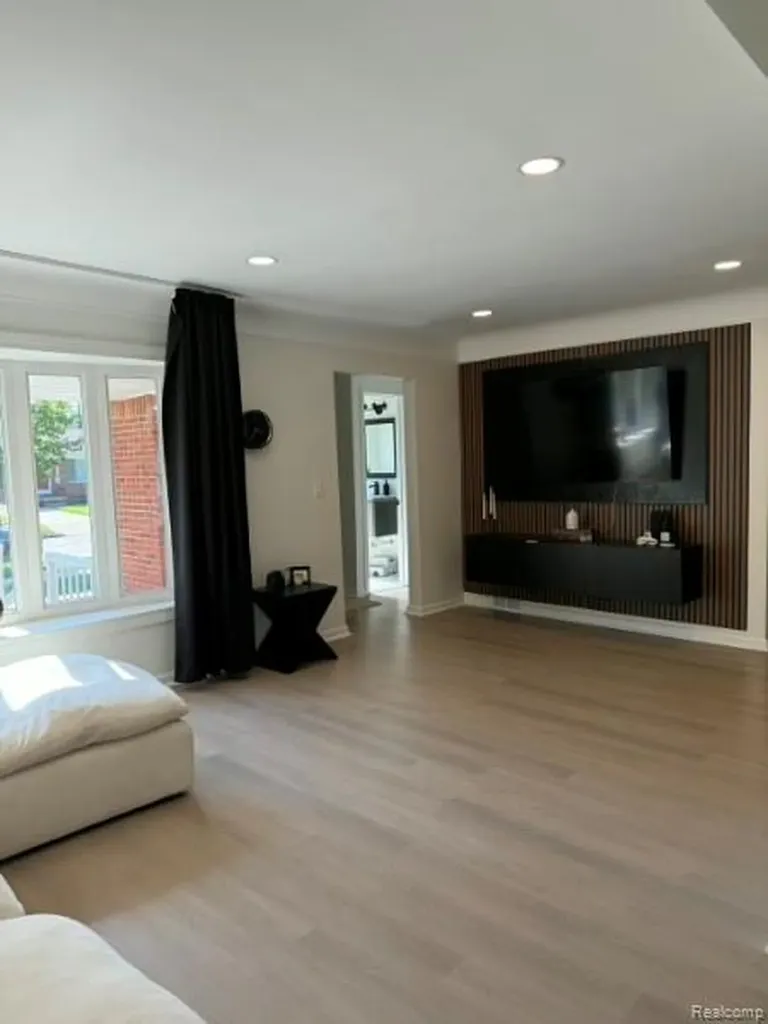 21741 Kenosha Street Oak Park City MI 48237