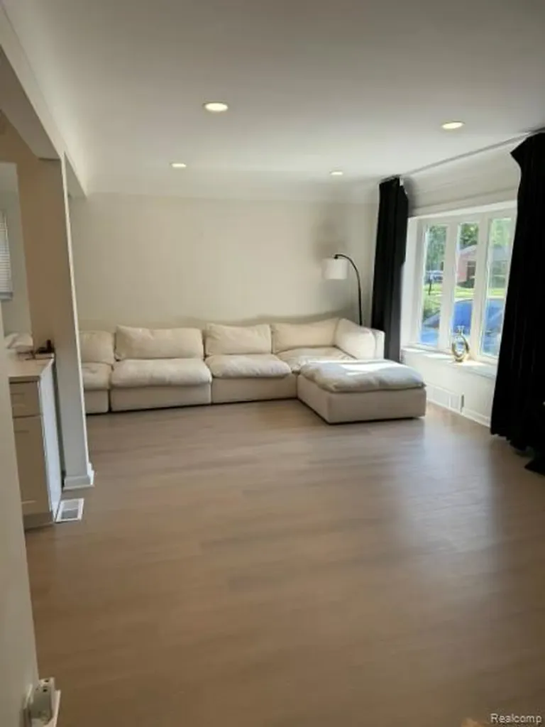 21741 Kenosha Street Oak Park City MI 48237