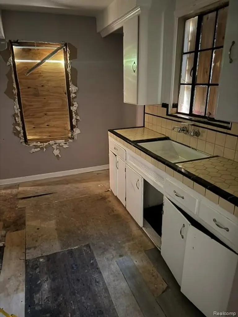 19128 Fairport Street Detroit City MI 48205