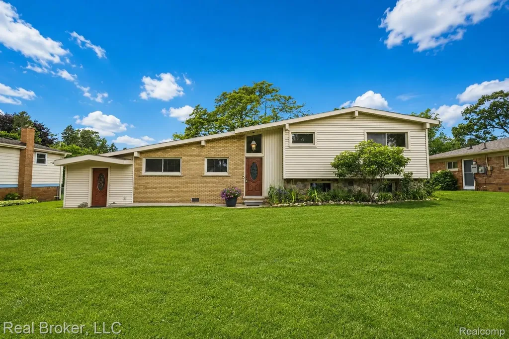 1318 S Williams Lake Road White Lake Charter Township MI 48386