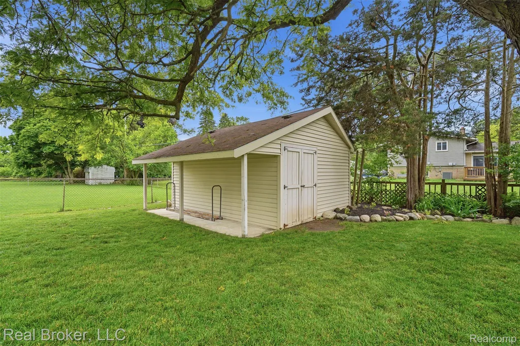 1318 S Williams Lake Road White Lake Charter Township MI 48386