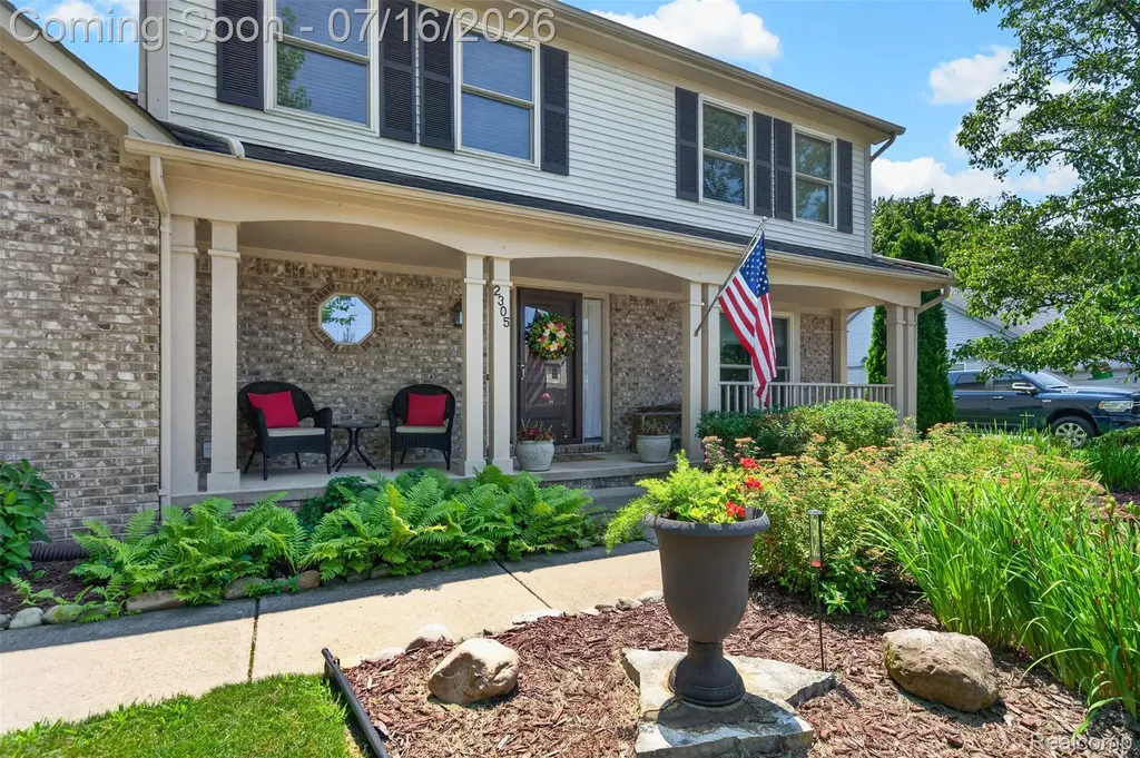 2305 Huntington Drive Lake Orion Village MI 48360