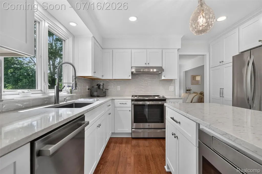 2305 Huntington Drive Lake Orion Village MI 48360