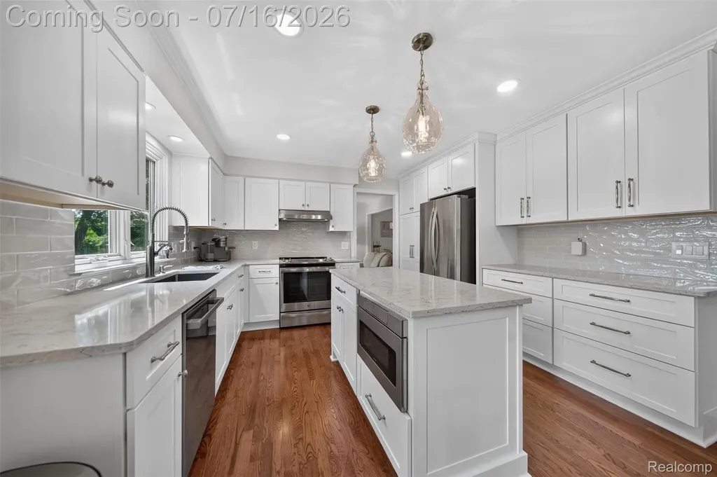2305 Huntington Drive Lake Orion Village MI 48360