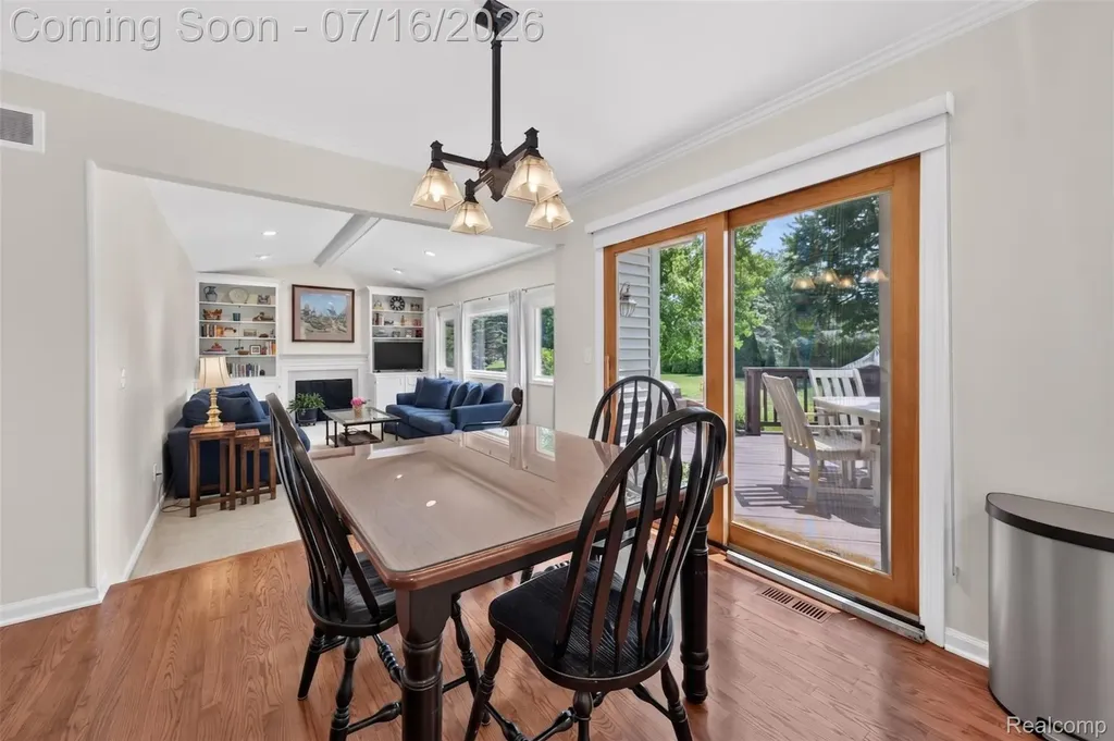 2305 Huntington Drive Lake Orion Village MI 48360