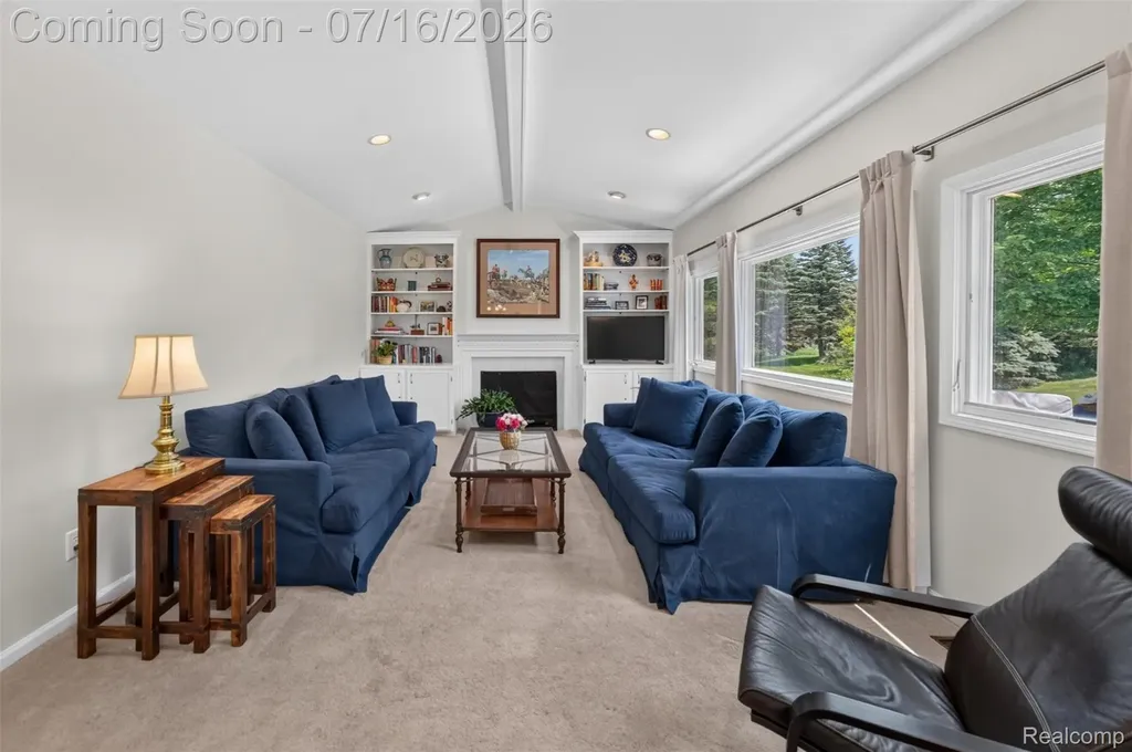 2305 Huntington Drive Lake Orion Village MI 48360