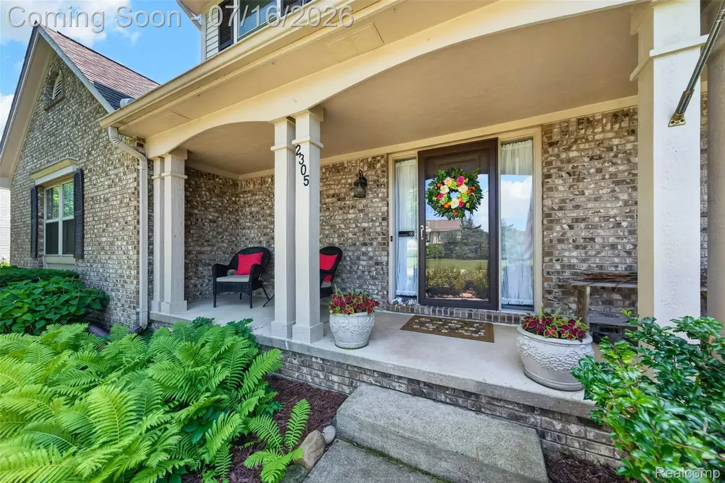 2305 Huntington Drive Lake Orion Village MI 48360