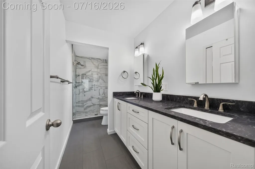 2305 Huntington Drive Lake Orion Village MI 48360