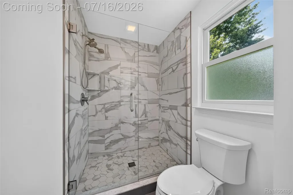 2305 Huntington Drive Lake Orion Village MI 48360
