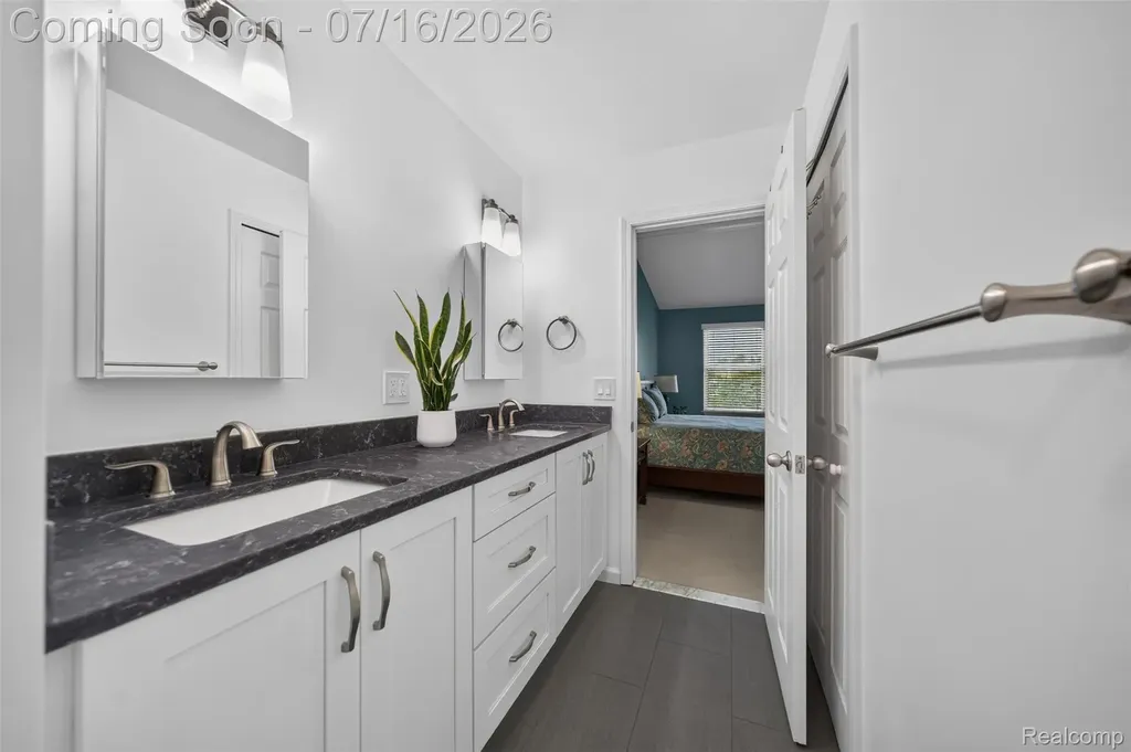 2305 Huntington Drive Lake Orion Village MI 48360