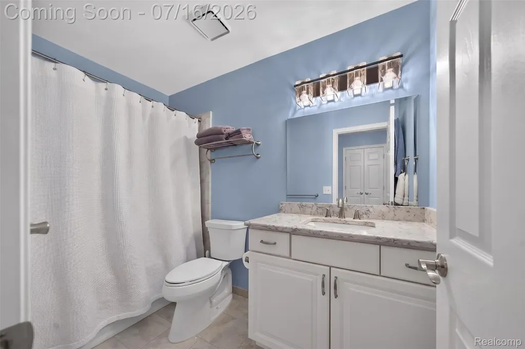 2305 Huntington Drive Lake Orion Village MI 48360