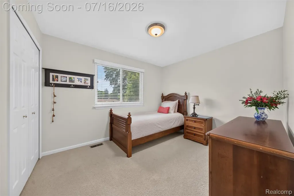 2305 Huntington Drive Lake Orion Village MI 48360