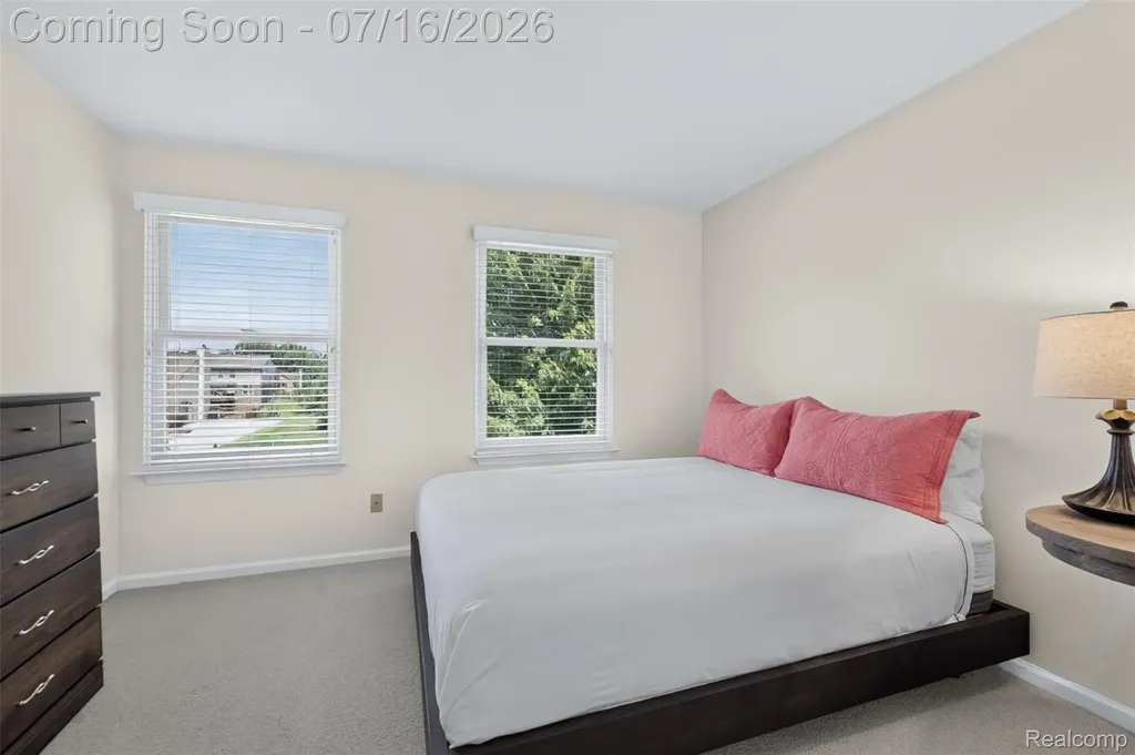 2305 Huntington Drive Lake Orion Village MI 48360