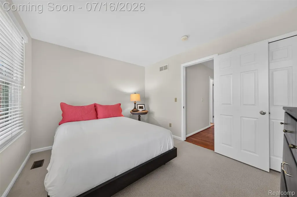 2305 Huntington Drive Lake Orion Village MI 48360