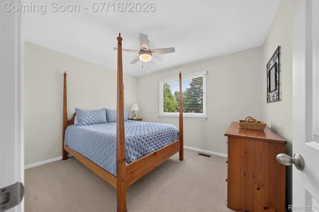 2305 Huntington Drive Lake Orion Village MI 48360