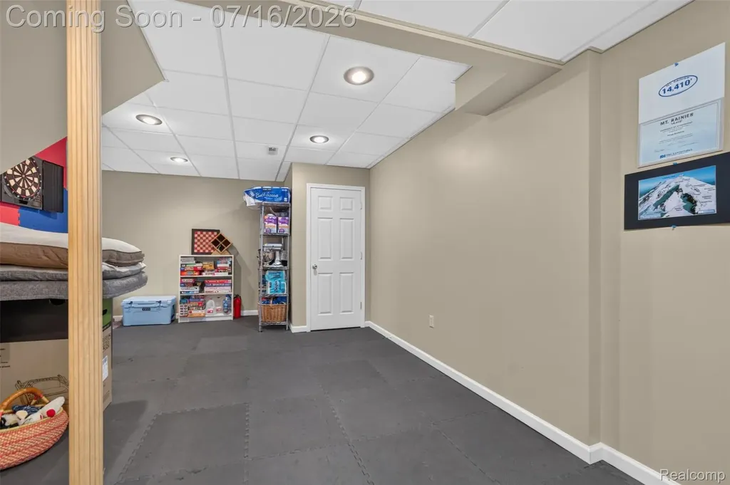 2305 Huntington Drive Lake Orion Village MI 48360