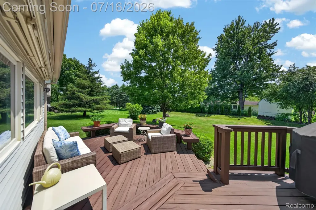2305 Huntington Drive Lake Orion Village MI 48360