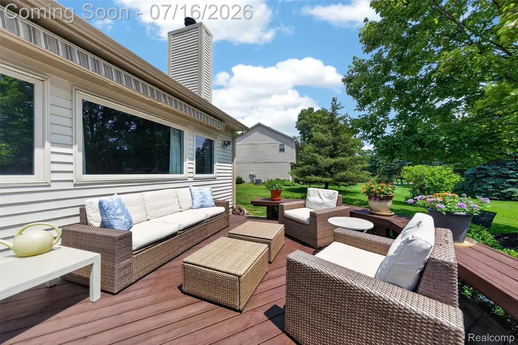 2305 Huntington Drive Lake Orion Village MI 48360