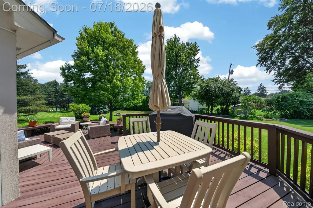 2305 Huntington Drive Lake Orion Village MI 48360