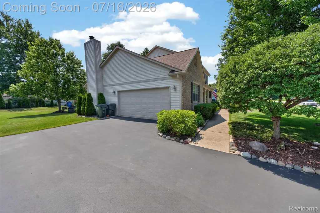 2305 Huntington Drive Lake Orion Village MI 48360