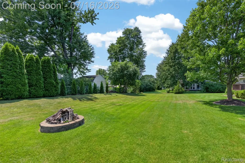2305 Huntington Drive Lake Orion Village MI 48360
