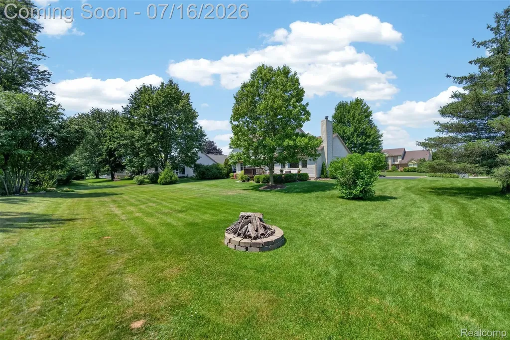 2305 Huntington Drive Lake Orion Village MI 48360