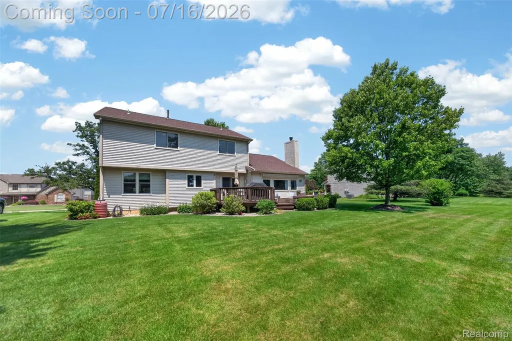 2305 Huntington Drive Lake Orion Village MI 48360