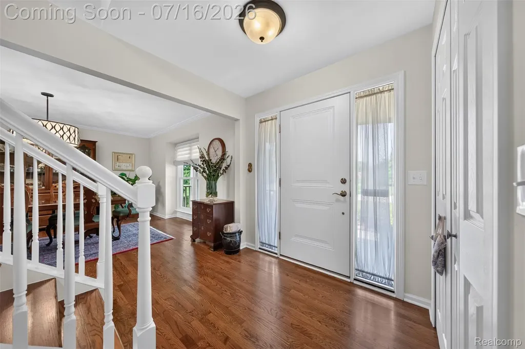 2305 Huntington Drive Lake Orion Village MI 48360