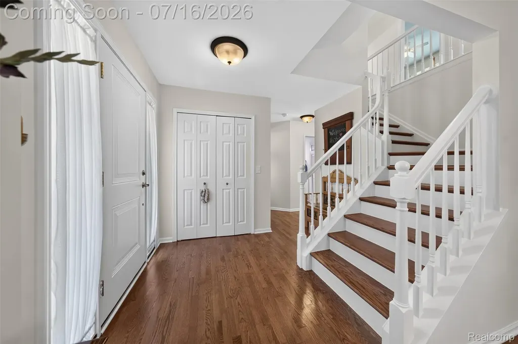 2305 Huntington Drive Lake Orion Village MI 48360