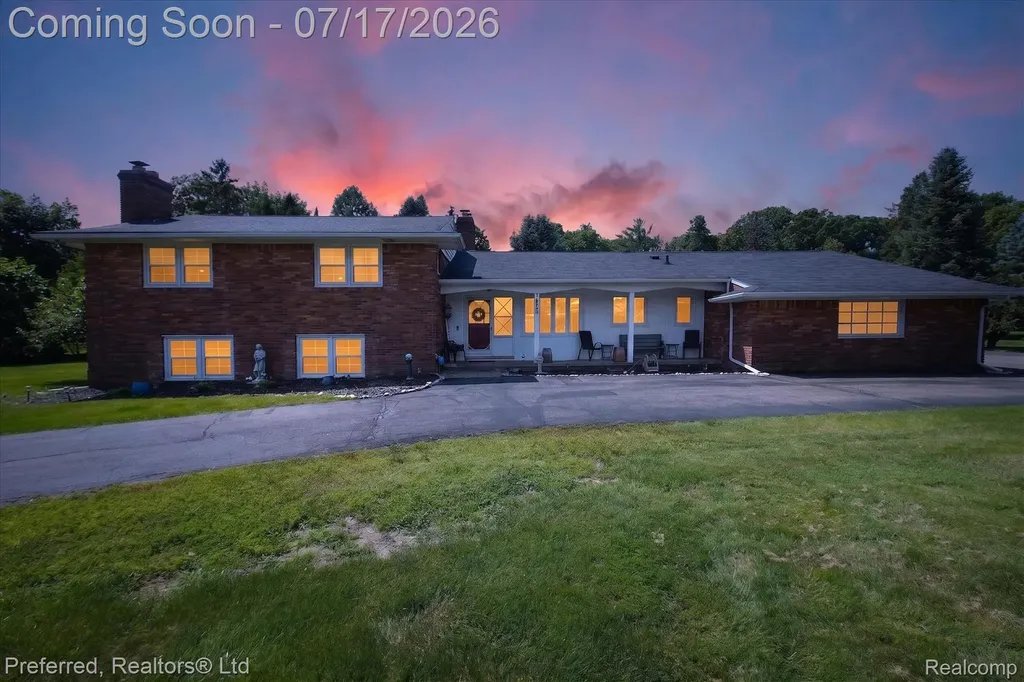 22519 Woodrising Lane Farmington Hills City MI 48335