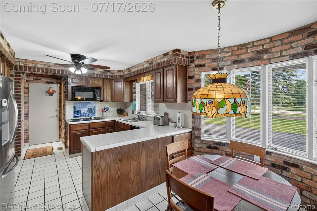 22519 Woodrising Lane Farmington Hills City MI 48335