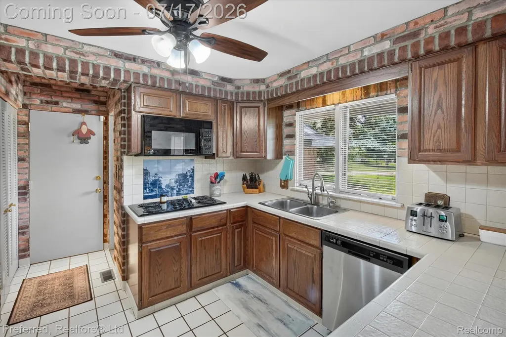 22519 Woodrising Lane Farmington Hills City MI 48335