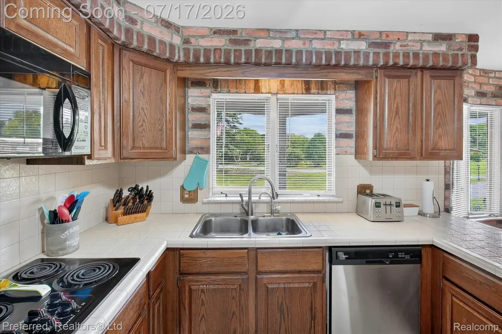 22519 Woodrising Lane Farmington Hills City MI 48335