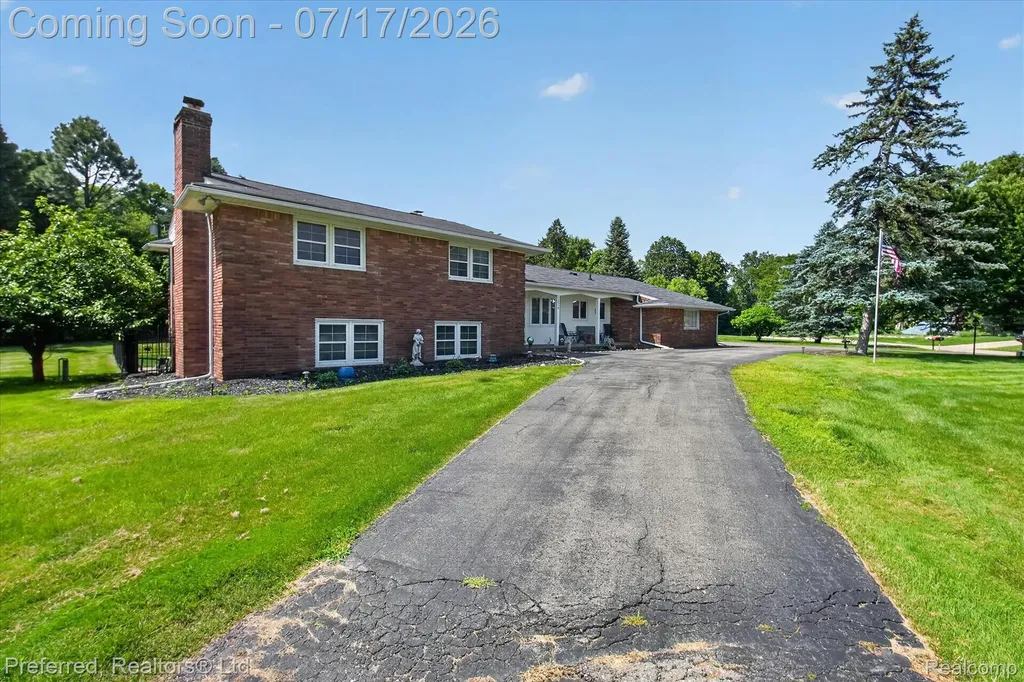 22519 Woodrising Lane Farmington Hills City MI 48335