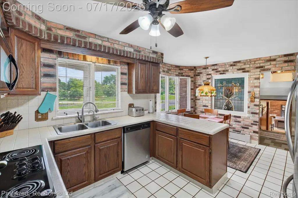 22519 Woodrising Lane Farmington Hills City MI 48335