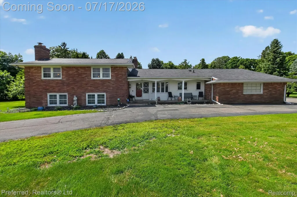 22519 Woodrising Lane Farmington Hills City MI 48335