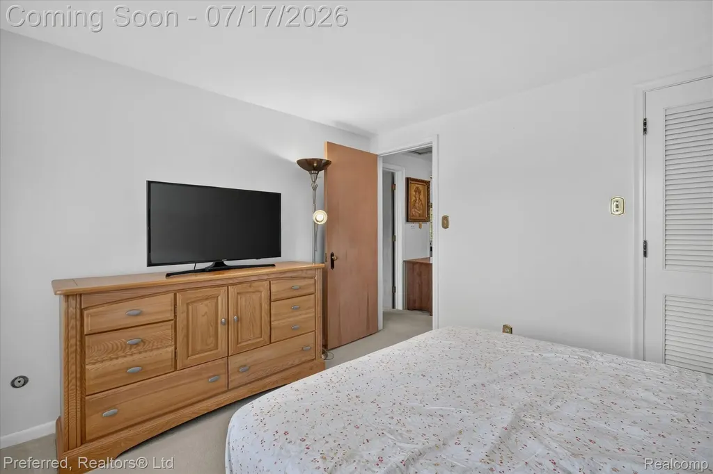 22519 Woodrising Lane Farmington Hills City MI 48335